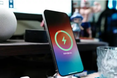 贡井苹果15换屏服务分享用什么充电器给iPhone15充电更好 